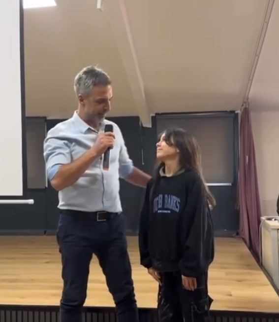 Paspas yapılan alanı kirletmemek i&ccedil;in ayakkabılarını &ccedil;ıkarttı
