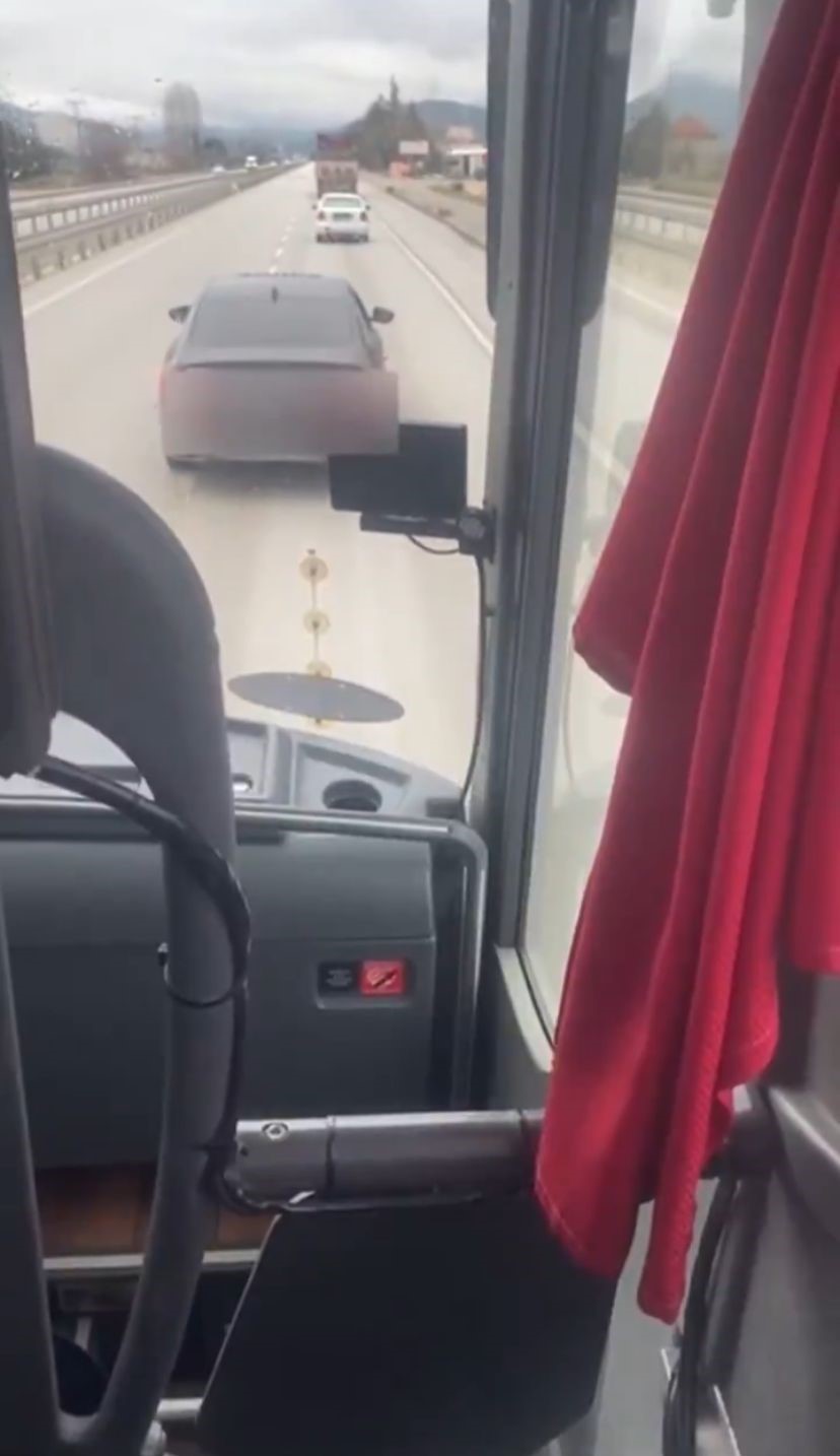 Burdur&rsquo;da yolcu otob&uuml;s&uuml;n&uuml;n trafik g&uuml;venliğini tehlikeye sokan s&uuml;r&uuml;c&uuml;ye ceza
