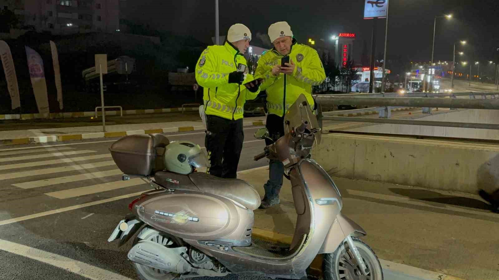 Devrilen motosikletin s&uuml;r&uuml;c&uuml;s&uuml; ağır yaralandı
