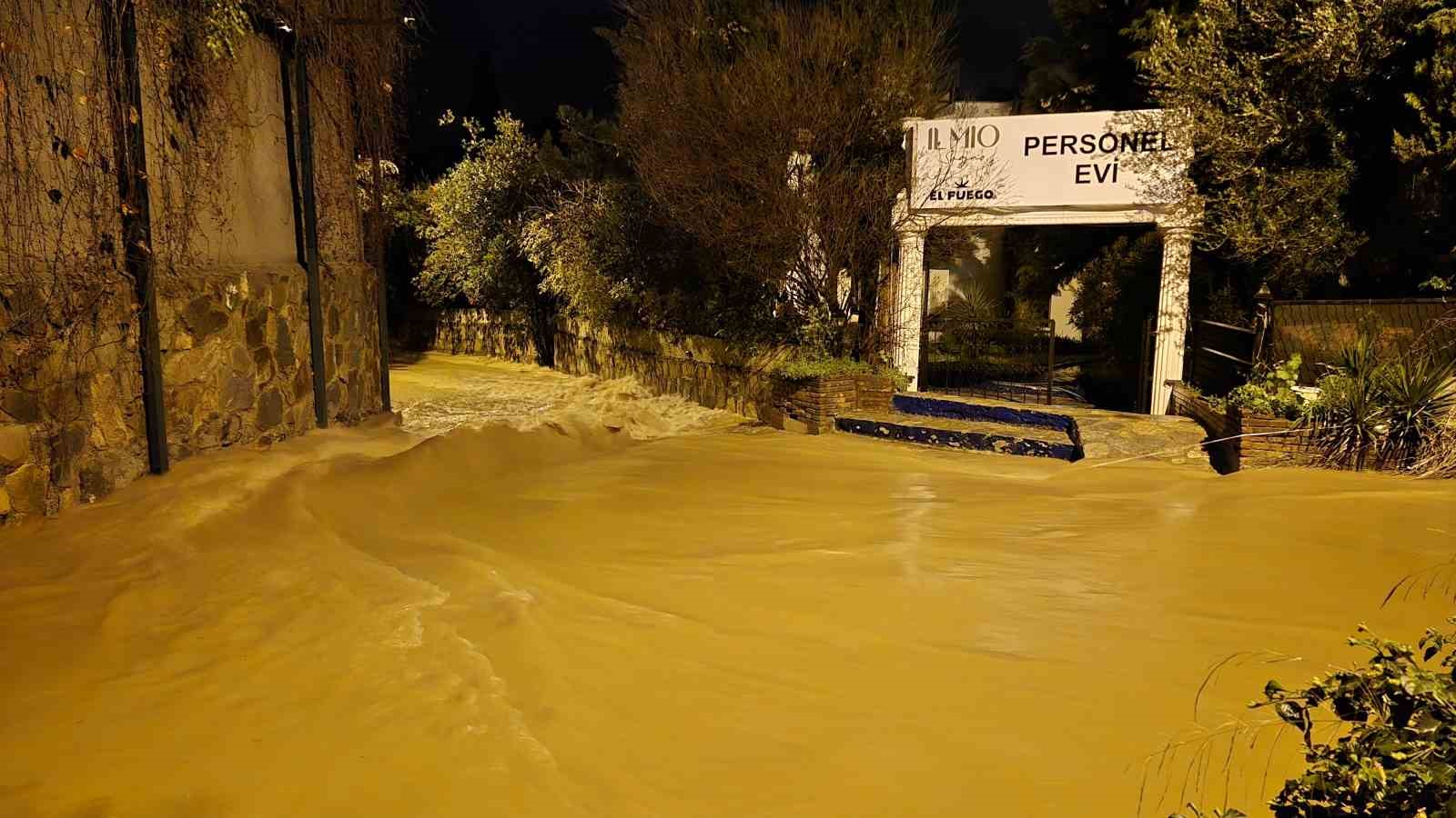 Bodrum&rsquo;da sağanak yağış: Yollar kapandı, ev ve iş yerlerini su bastı
