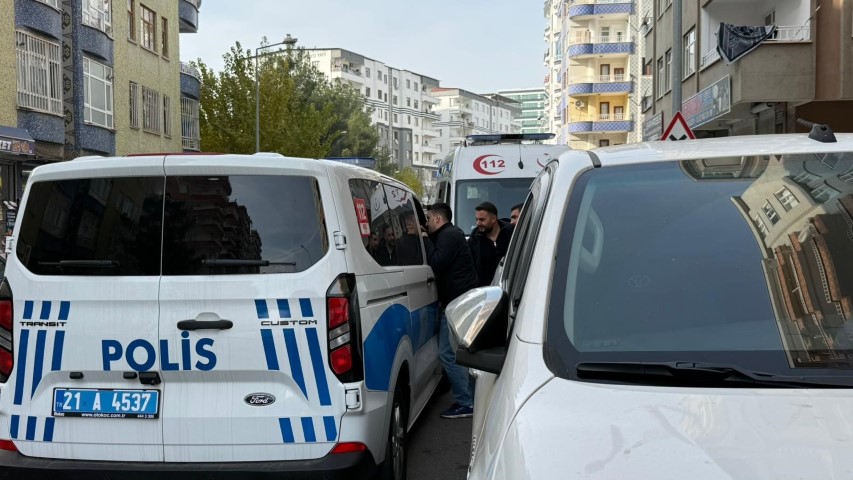 Diyarbakır&rsquo;da sinir krizi ge&ccedil;iren anne 2 aylık bebeğini pencereden attı