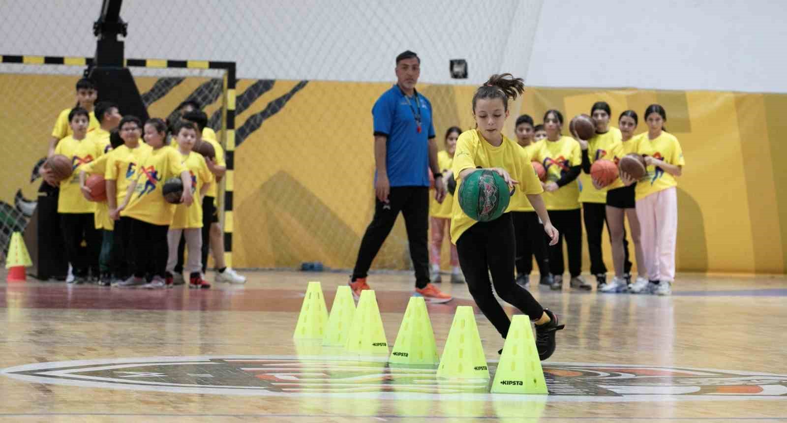 &Uuml;cretsiz Basketbol Kursları &ccedil;ocuklara hem spor hem gelecek sunuyor

