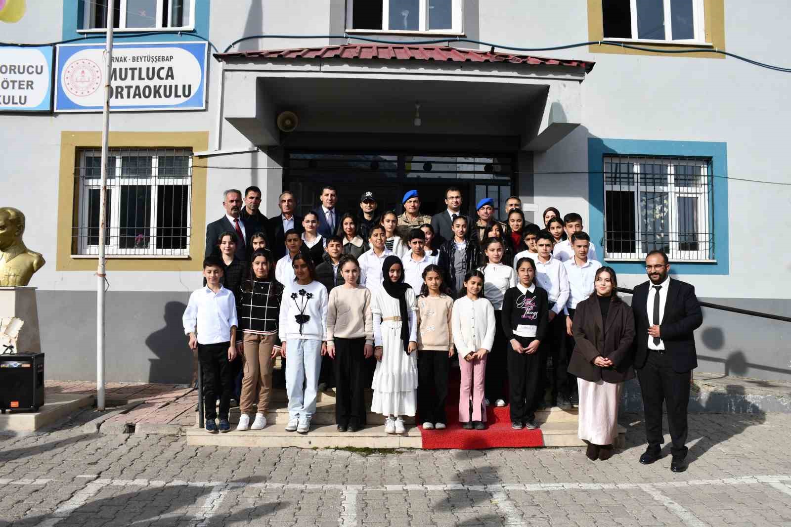 Şırnaklı &ouml;ğrenciler k&ouml;yde kitap yazıp imza g&uuml;n&uuml; etkinliği d&uuml;zenledi
