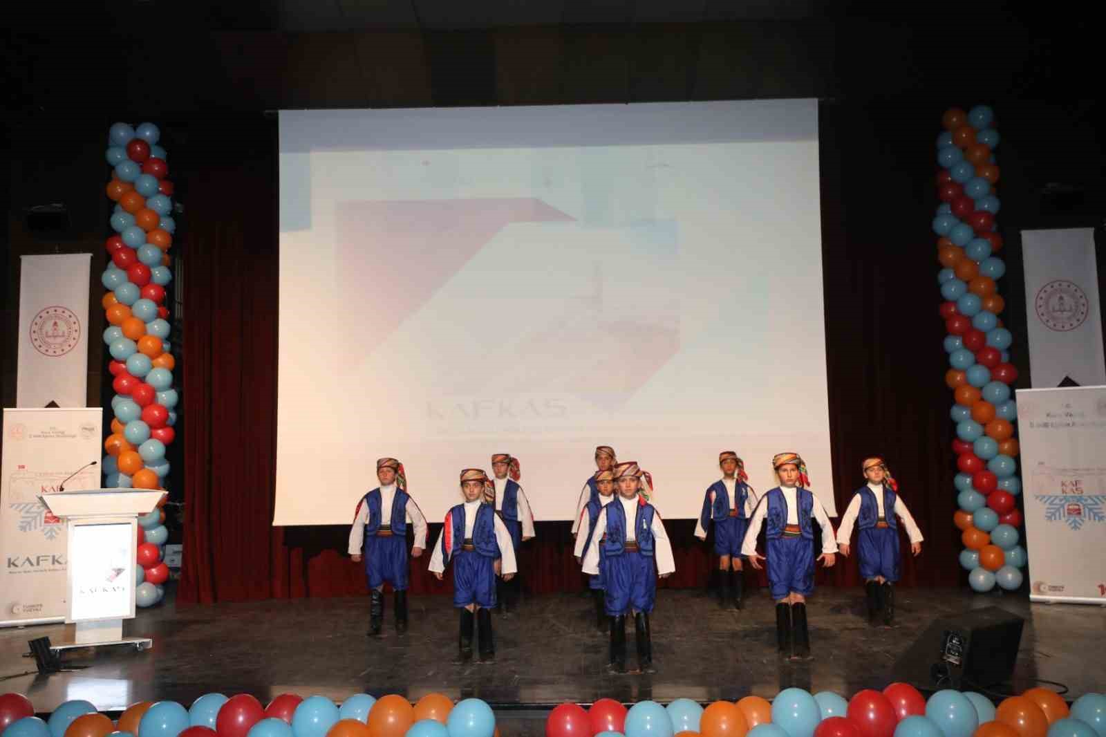 Kars&rsquo;ta en &ccedil;ok kitap okuyanlara &ouml;d&uuml;lleri verildi
