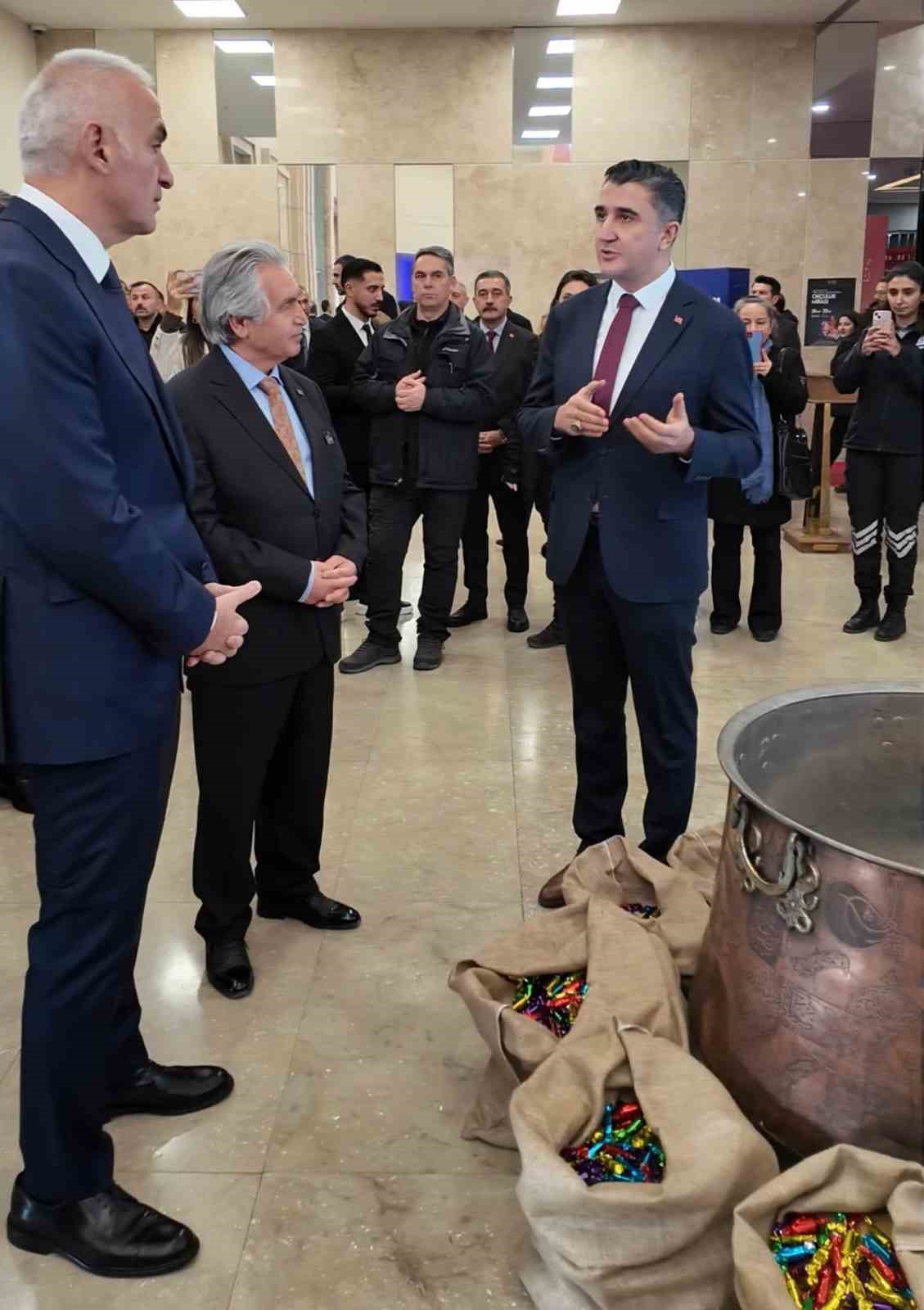 K&uuml;lt&uuml;r ve Turizm Bakanı Ersoy, Ankara&rsquo;da Mesir Macunu kardı
