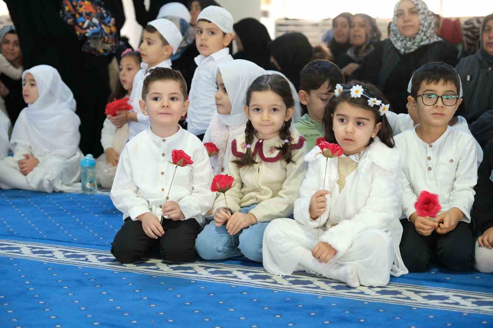 Terzibaba Camii&rsquo;nde miniklerin "&uuml;&ccedil; aylar" coşkusu
