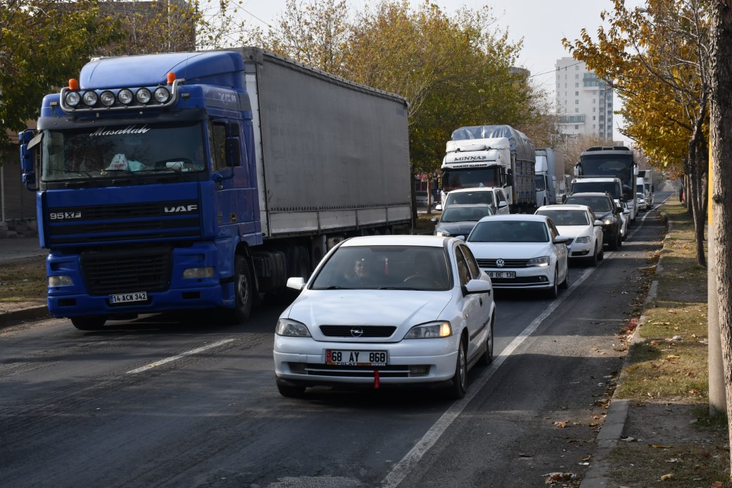 Siverek&rsquo;te y&uuml;rek burkan protesto: Eşimin acısı son olsun, bu yolu kaldırın!