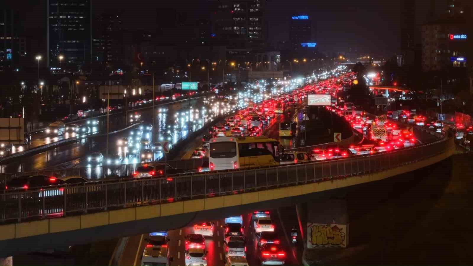 İstanbul&rsquo;da trafik durma noktasına geldi: Yağmurun etkisi ile yoğunluk y&uuml;zde 90&rsquo;a ulaştı
