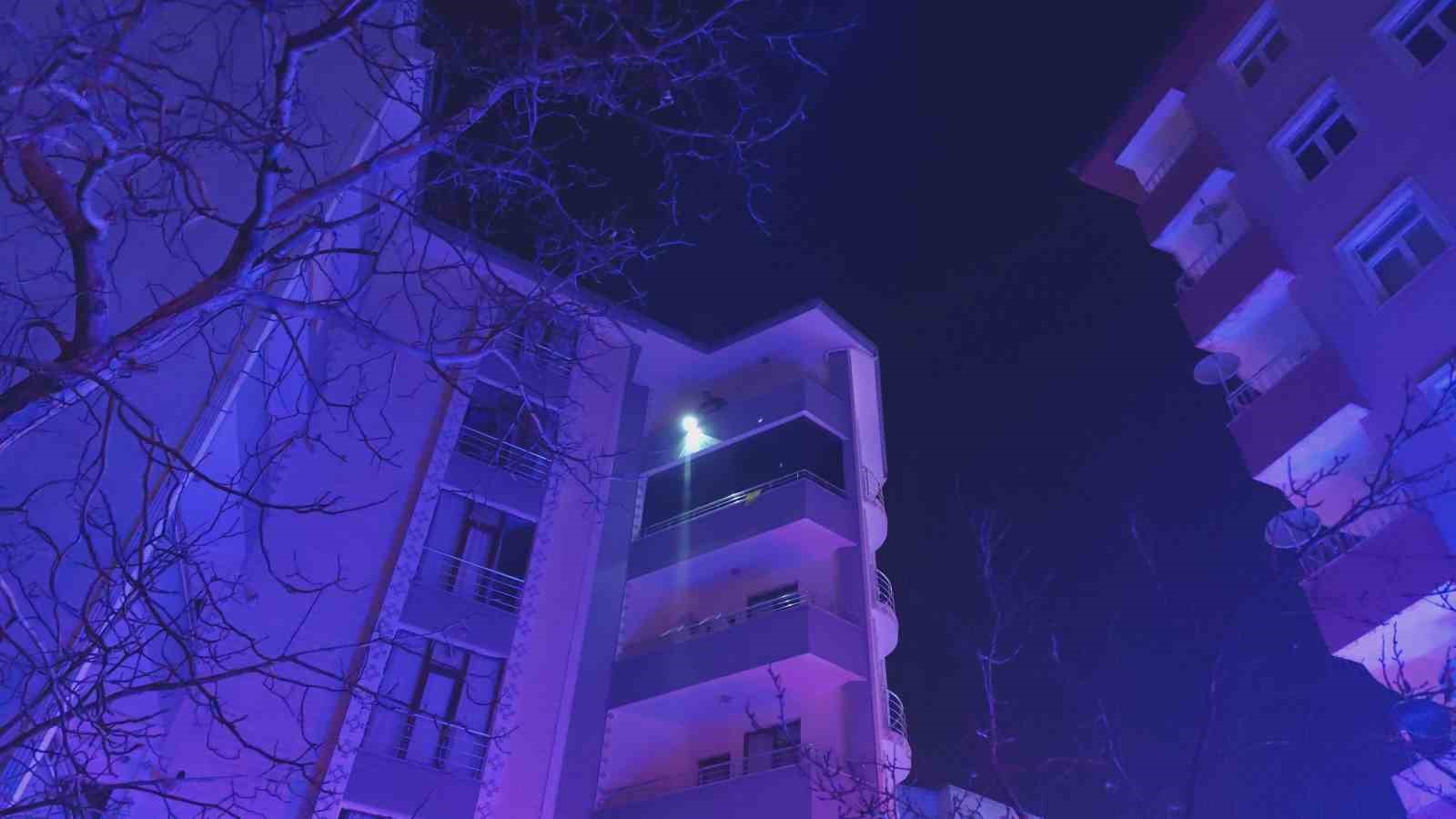 Erciş&rsquo;te apartmanda yangın: 15 kişi dumandan etkilendi
