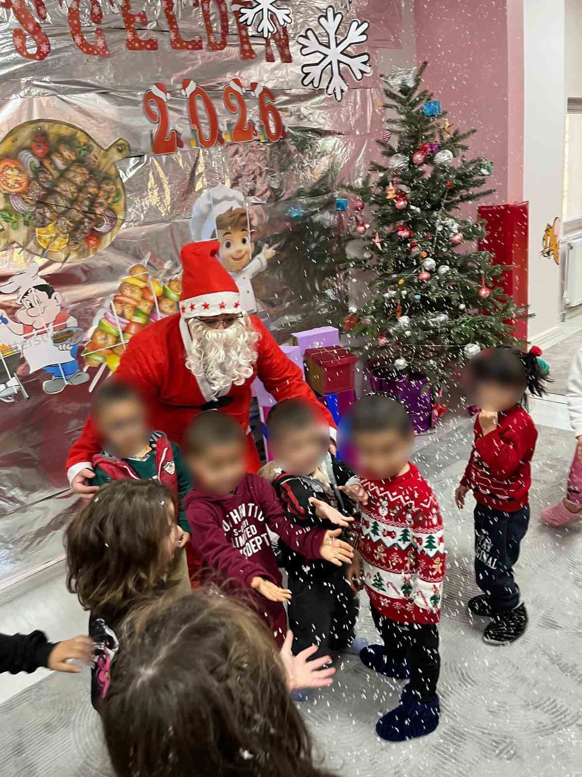 Van B&uuml;y&uuml;kşehir Belediyesinden kandil g&uuml;n&uuml; Noel kutlaması
