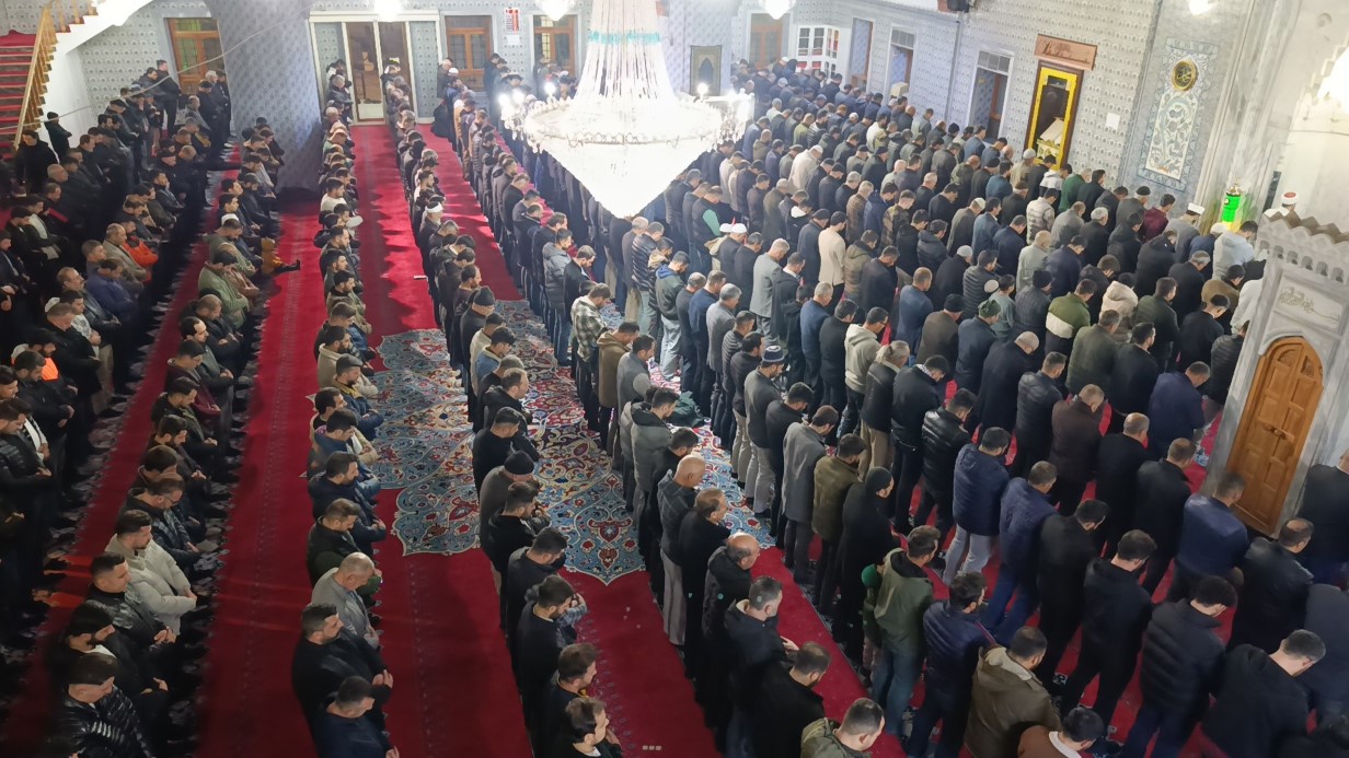 Regaip Kandili dualarla idrak edildi: Vatandaşlar camilere akın etti