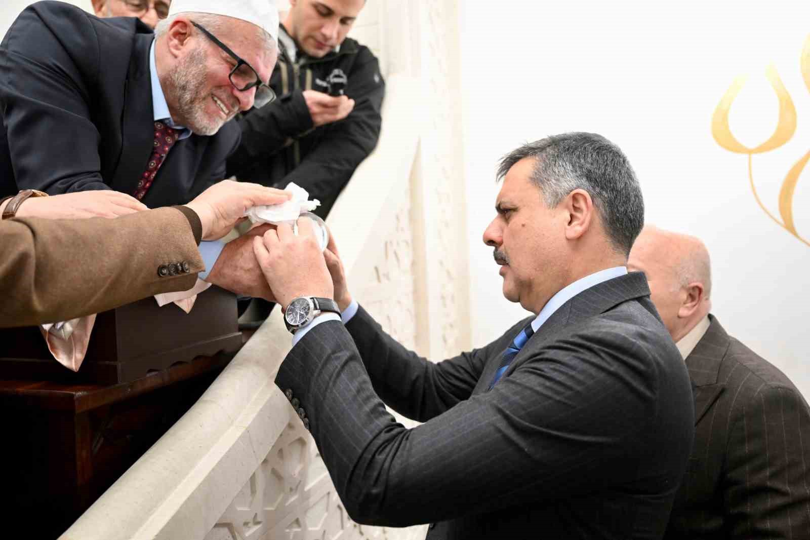 Regaip Kandilinde Sakal-ı Şerif ziyarete a&ccedil;ıldı
