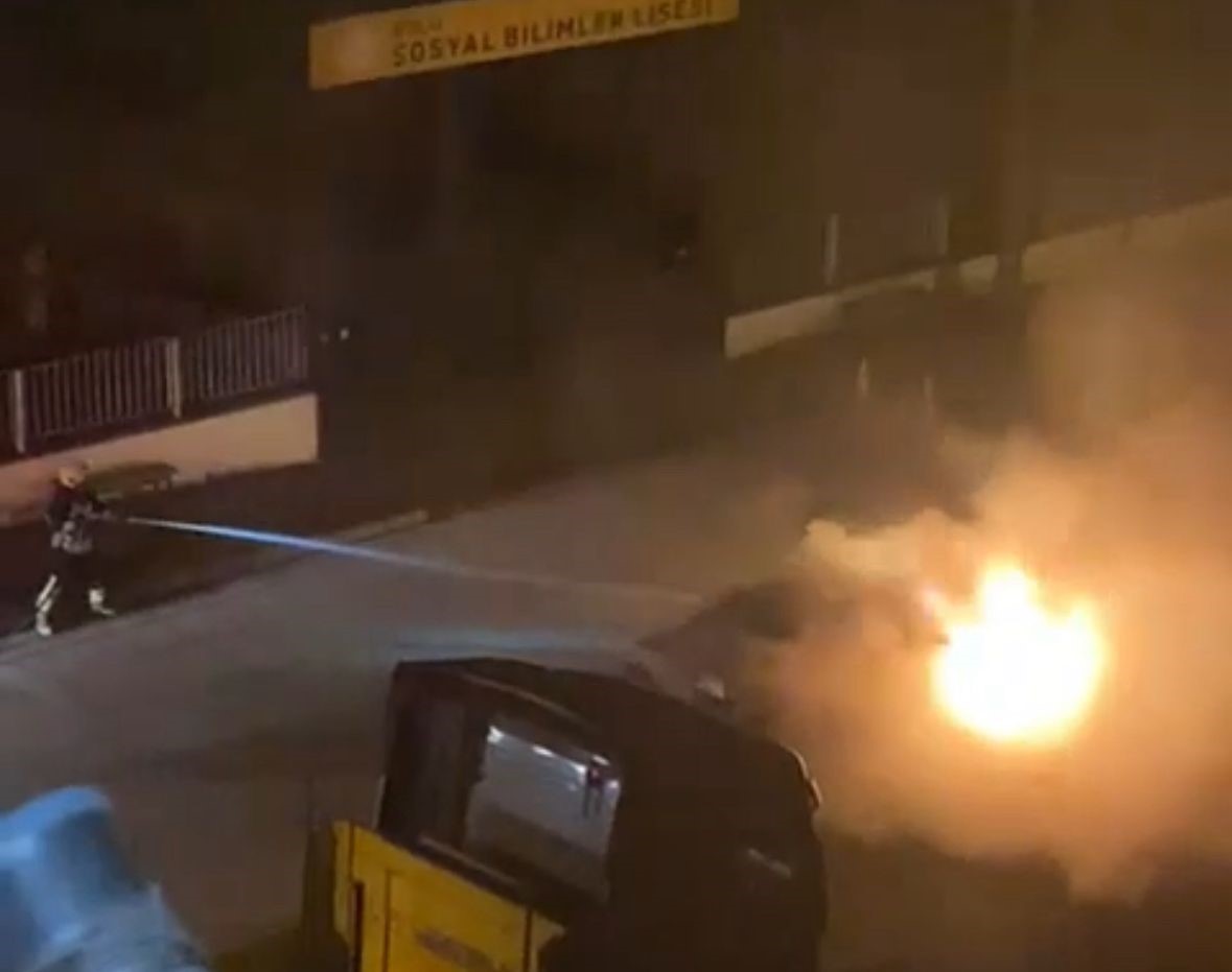 Bolu&rsquo;da Tofaş otomobil alev alev yandı
