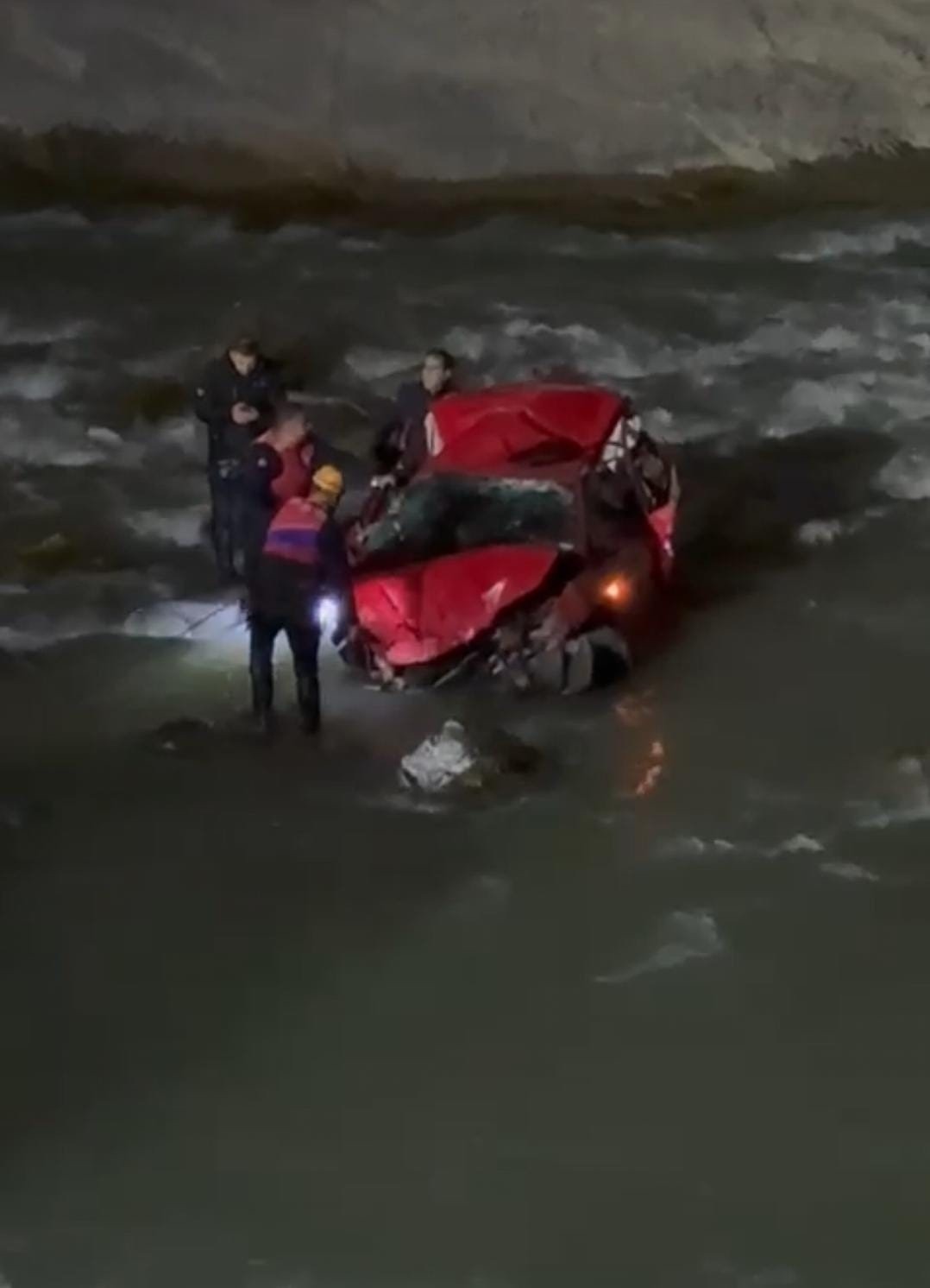 Kontrolden &ccedil;ıkan otomobil Zap Suyu&rsquo;na u&ccedil;tu: 1&rsquo;i ağır yaralı
