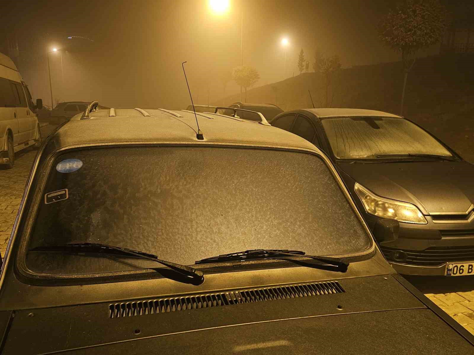 Elazığ&rsquo;da ara&ccedil;ların camları buz tuttu
