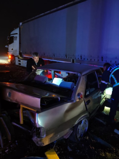 Tır ile &ccedil;arpışan TOFAŞ hurdaya d&ouml;nd&uuml;