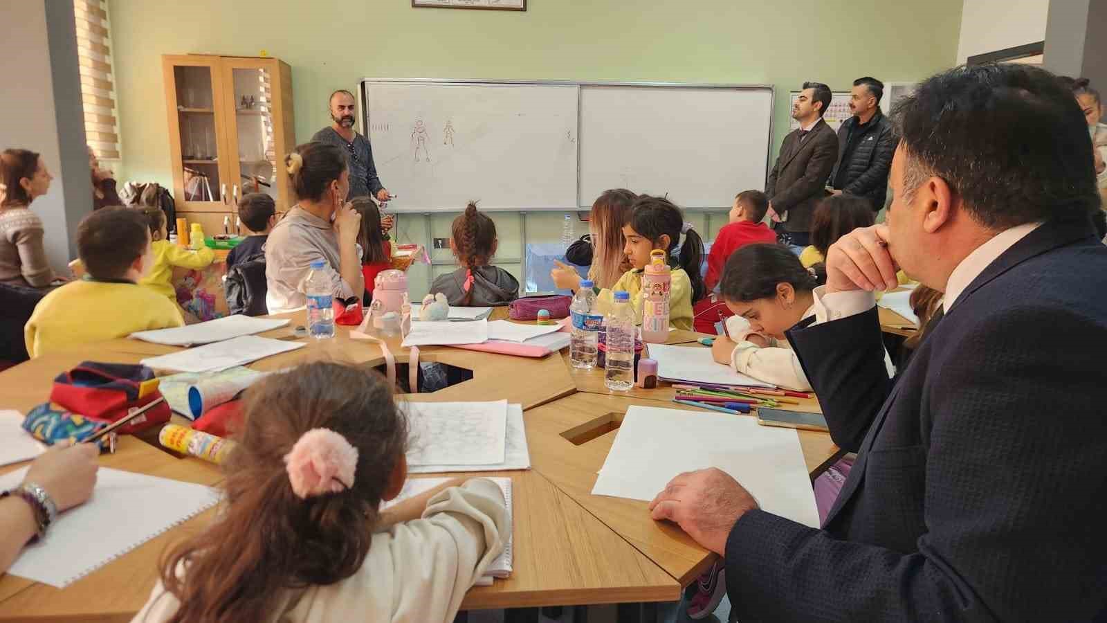 Tunceli&rsquo;de &ccedil;ocuklar sanatla kendini keşfediyor
