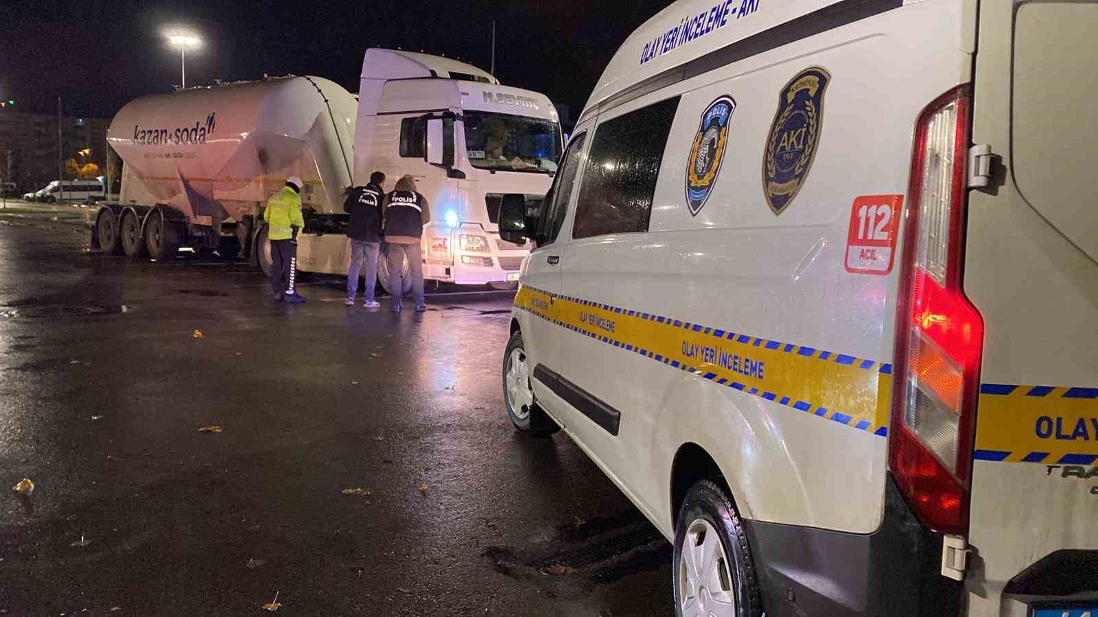 Tırın &ccedil;arptığı iddia edilen yaya hayatını kaybetti, s&uuml;r&uuml;c&uuml; su&ccedil;lamayı kabul etmedi
