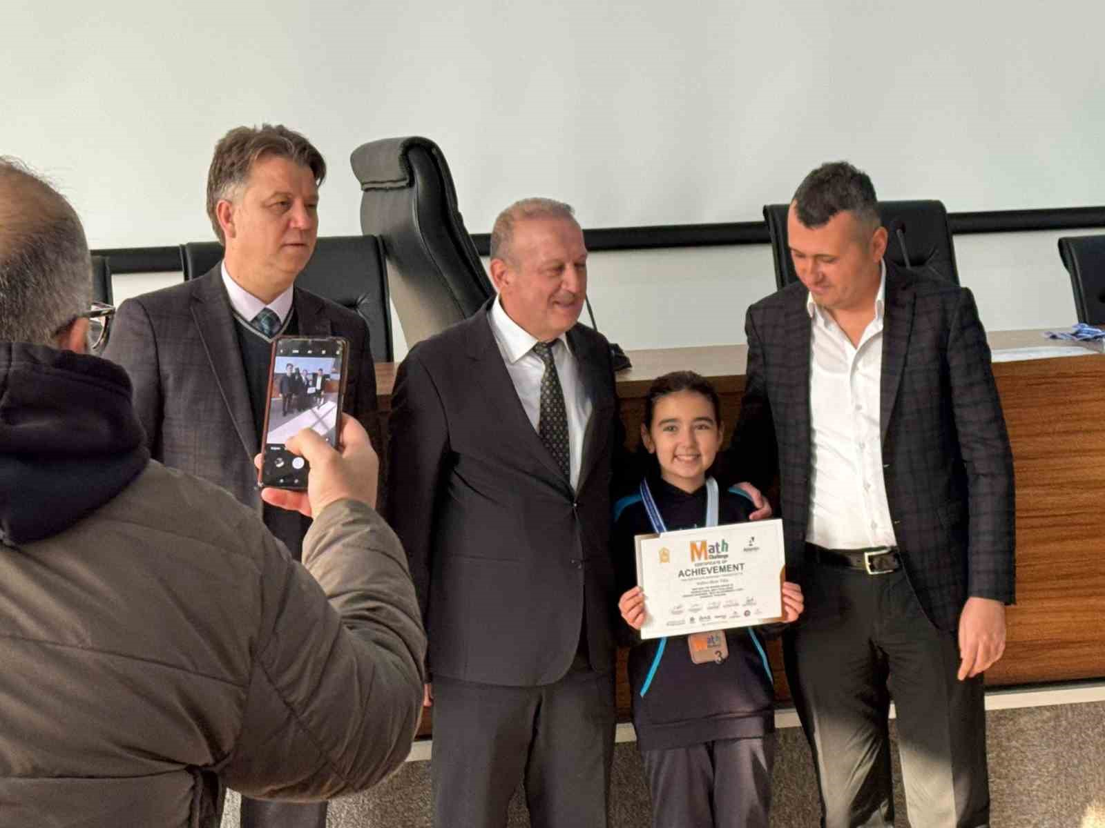 Matematiğin d&acirc;hileri &ouml;d&uuml;llendirildi
