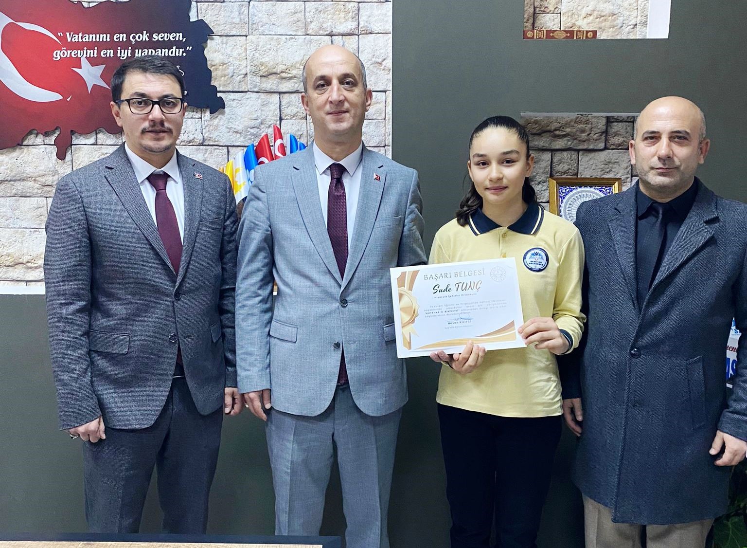 Hisarcık&rsquo;ta şiir yarışmasında il birincisi olan &ouml;ğrenci &ouml;d&uuml;llendirildi
