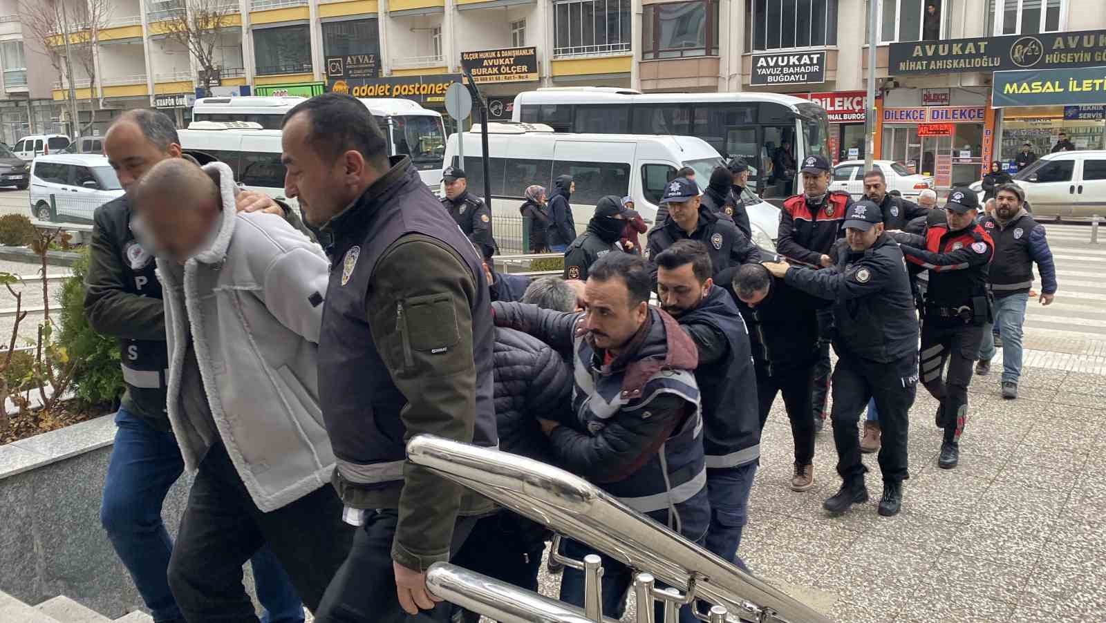 Aracını satmak isteyen vatandaşları milyonlarca lira dolandıran şebekeye 5 ilde operasyon: 14 g&ouml;zaltı
