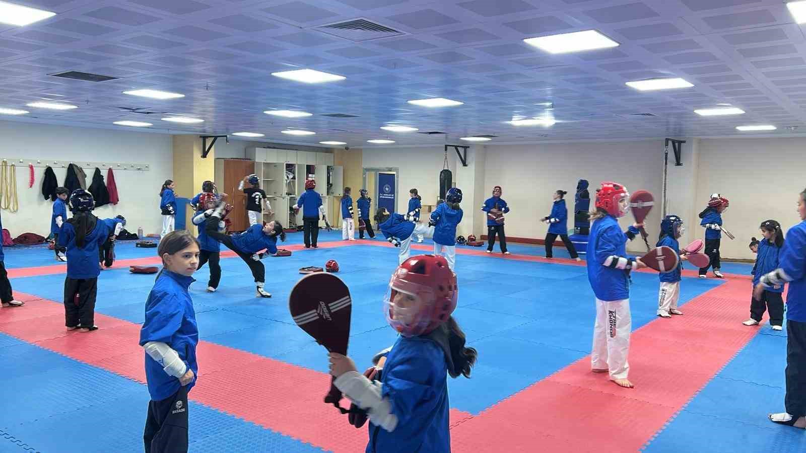 D&uuml;zce&rsquo;de kış spor okulları t&uuml;m hızıyla devam ediyor
