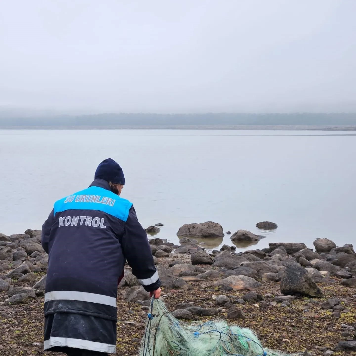 Bolu&rsquo;da g&ouml;l&uuml;n ortasında 500 metrelik ka&ccedil;ak ağ ele ge&ccedil;irildi
