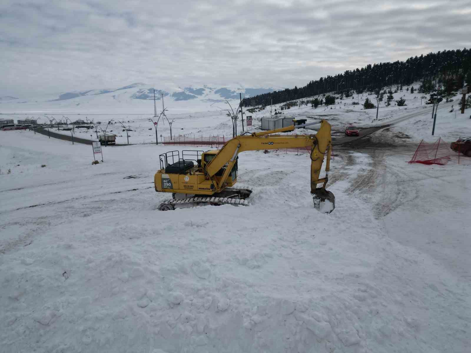 Sarıkamış&rsquo;ta asker heykellerin yapımı i&ccedil;in kar taşınıyor
