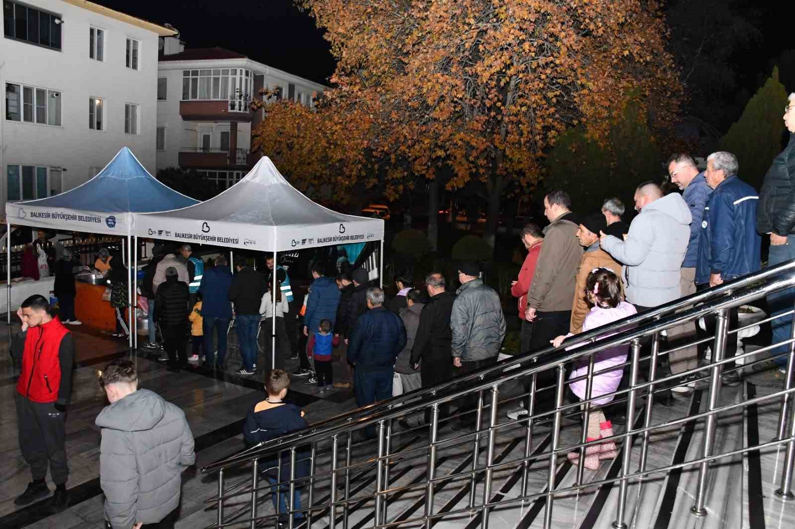 Balıkesir B&uuml;y&uuml;kşehirden 20 il&ccedil;ede kandil ikramı
