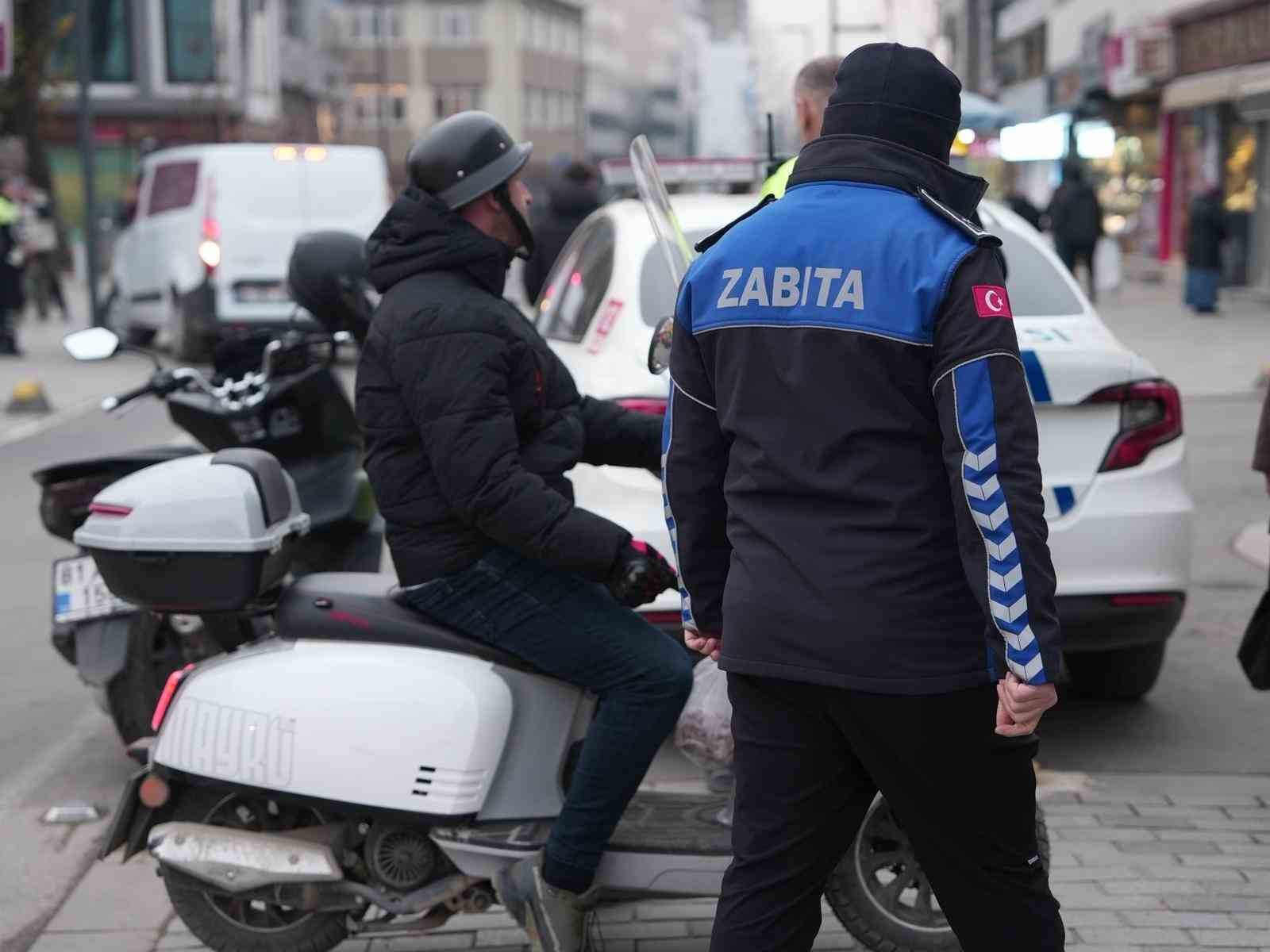 Kurallara uymayan s&uuml;r&uuml;c&uuml;lere 993 TL ceza kesildi
