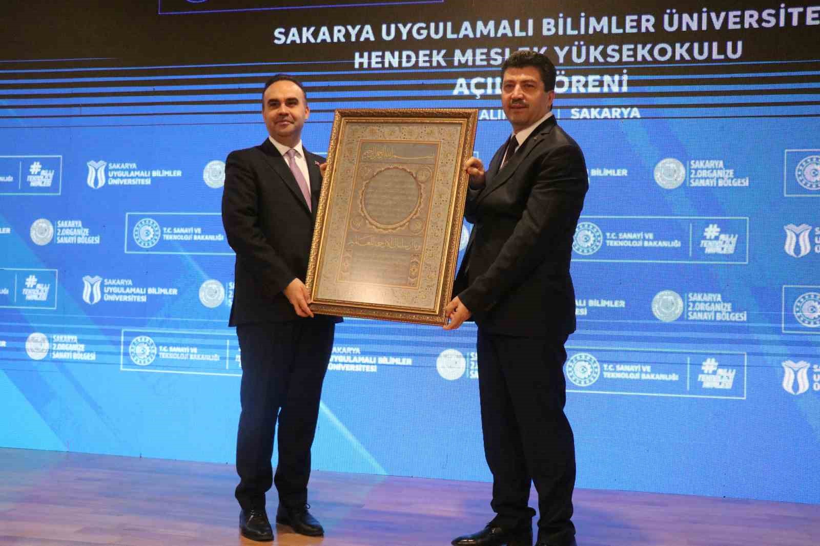 Bakan Kacır: "Askeri insansız hava aracı &uuml;retiminde d&uuml;nya lideri olduk"
