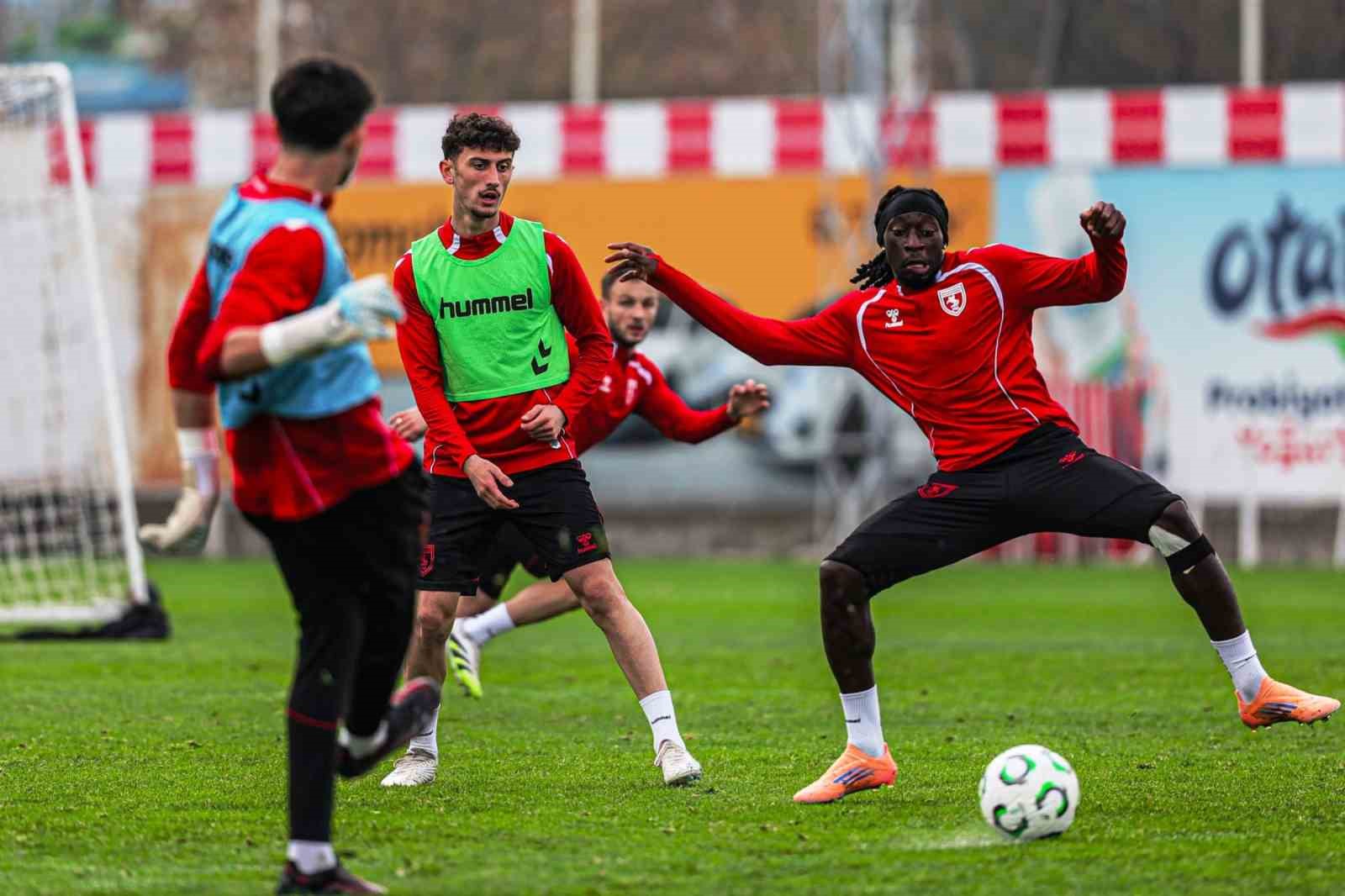 Samsunspor&rsquo;da Ntcham hari&ccedil; sakatlığı bulunan futbolcular &ccedil;alışmalara başladı
