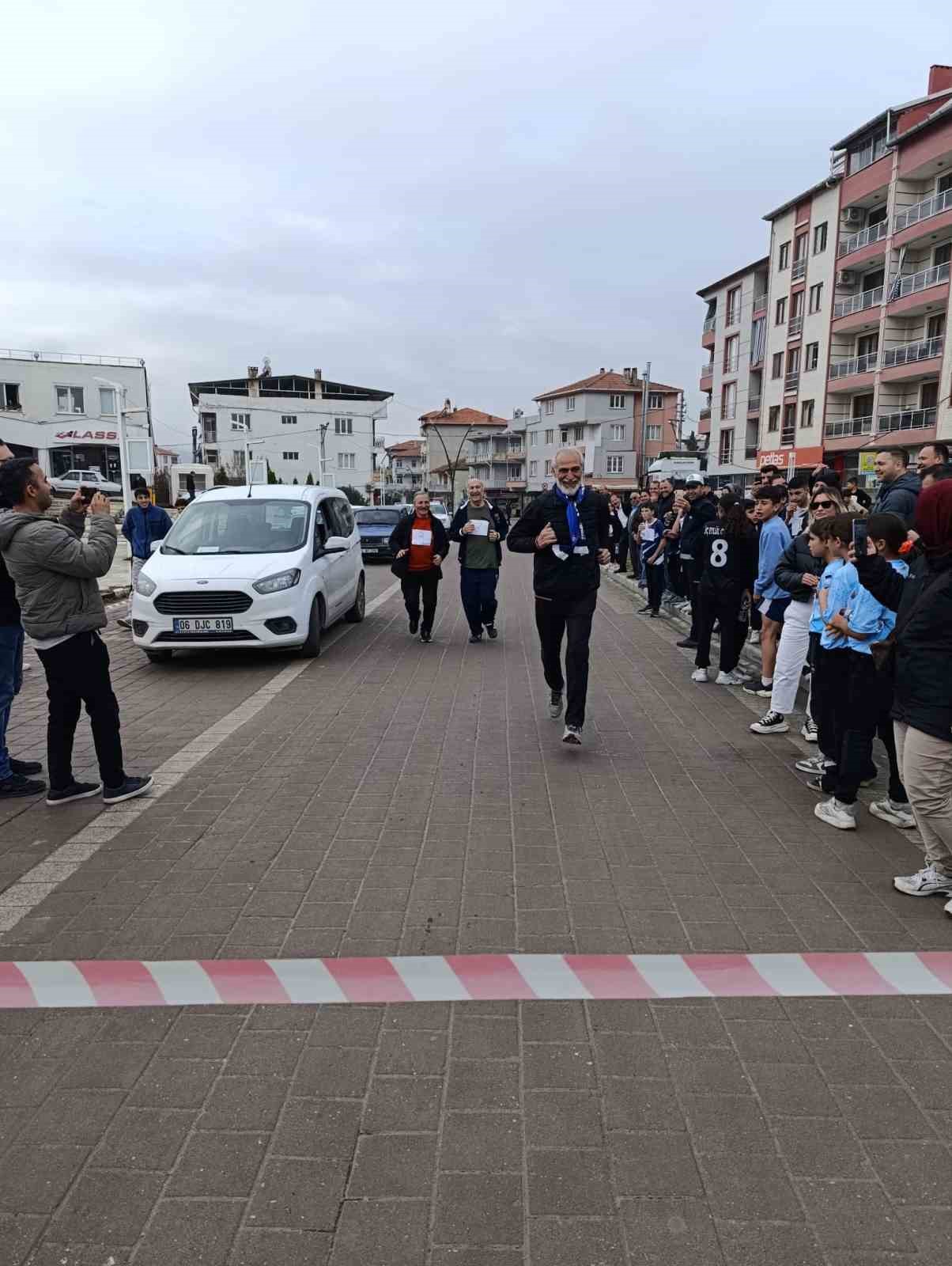 Selendi&rsquo;de kros yarışı nefes kesti
