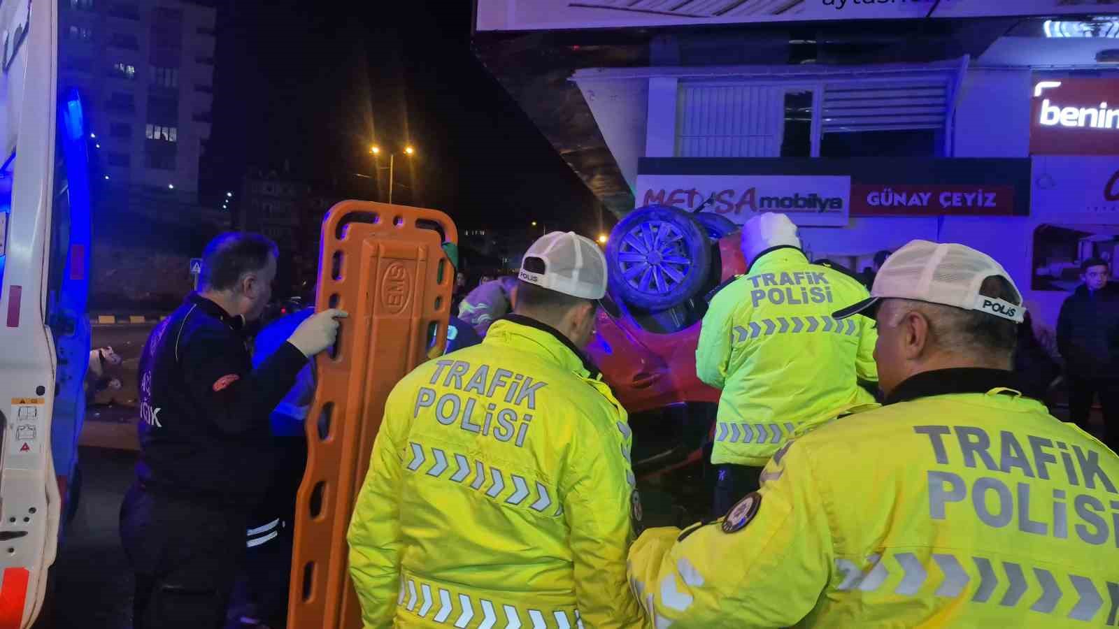 Polisten ka&ccedil;an ara&ccedil; takla attı: 3 yaralı
