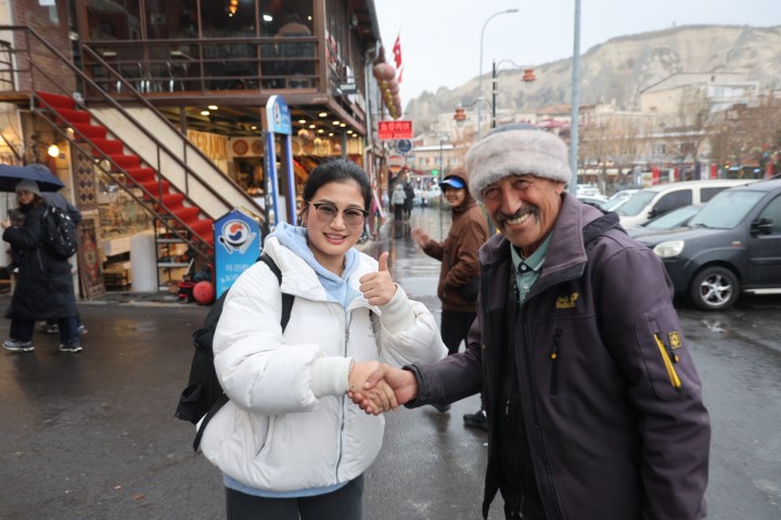 9 dil biliyor, g&ouml;ren şaşırıyor