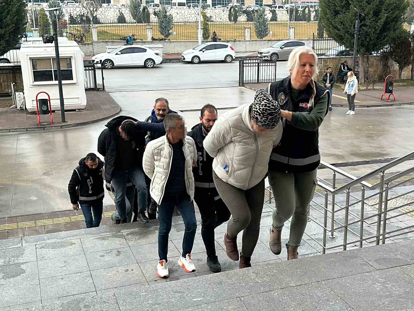Uşak&rsquo;taki tefecilik operasyonunda 3 tutuklama
