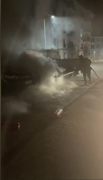 Osmaniye&rsquo;de park halindeki otomobilde yangın
