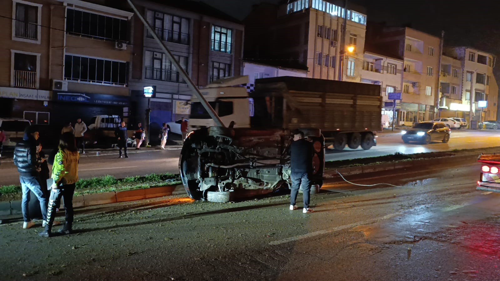 Takla atıp direğe &ccedil;arpan otomobilin kaza anı kamerada: 3 yaralı
