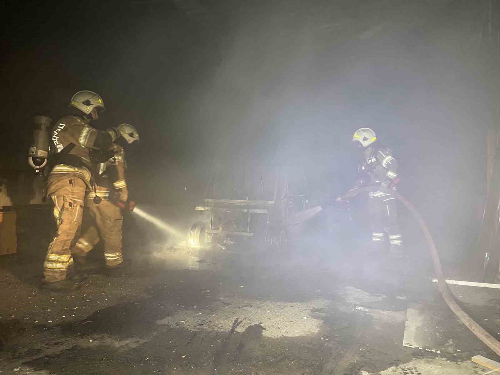 Bursa&rsquo;da marangoz at&ouml;lyesinde yangın: elektrikli ara&ccedil; ve ATV motor alev aldı
