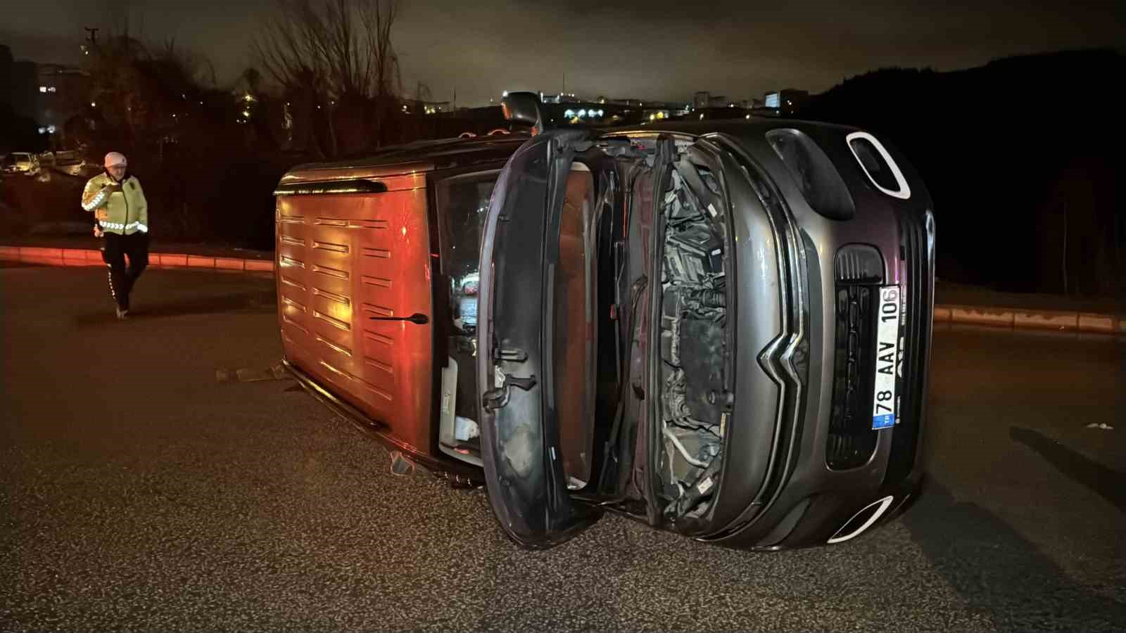 Kaldırıma &ccedil;arpıp devrildi: 1 yaralı
