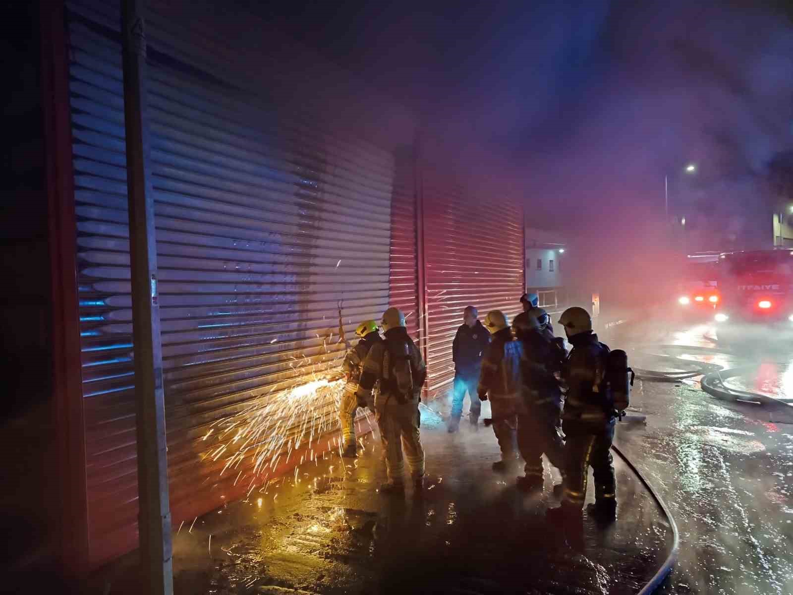 Bursa&rsquo;da iş yeri yangını: Alevler &ccedil;evredeki işletmelere sı&ccedil;radı
