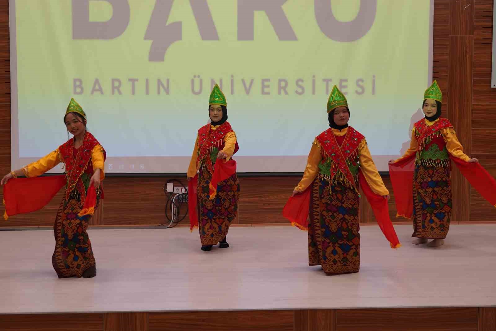 BAR&Uuml;&rsquo;de farklı k&uuml;lt&uuml;rler bir araya geldi
