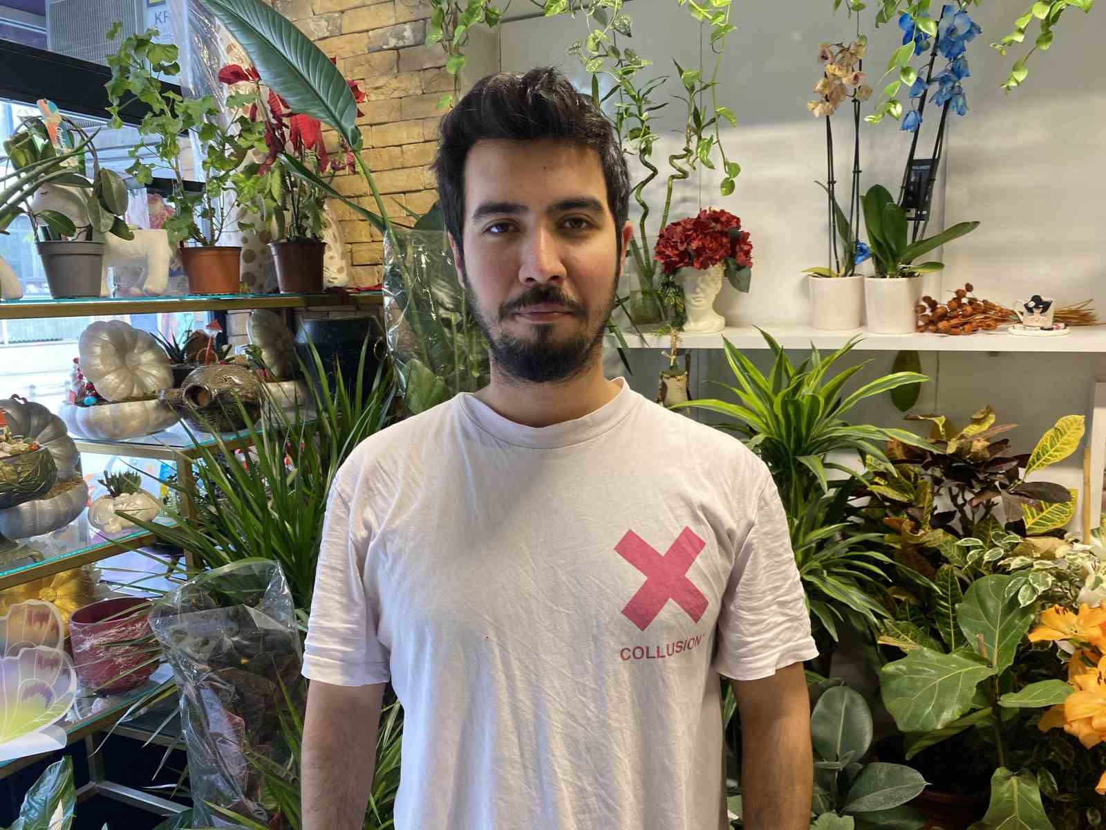 Bir saksıya ayırdığı çiçekleri küçük çocuklar için ücretsiz yaptı