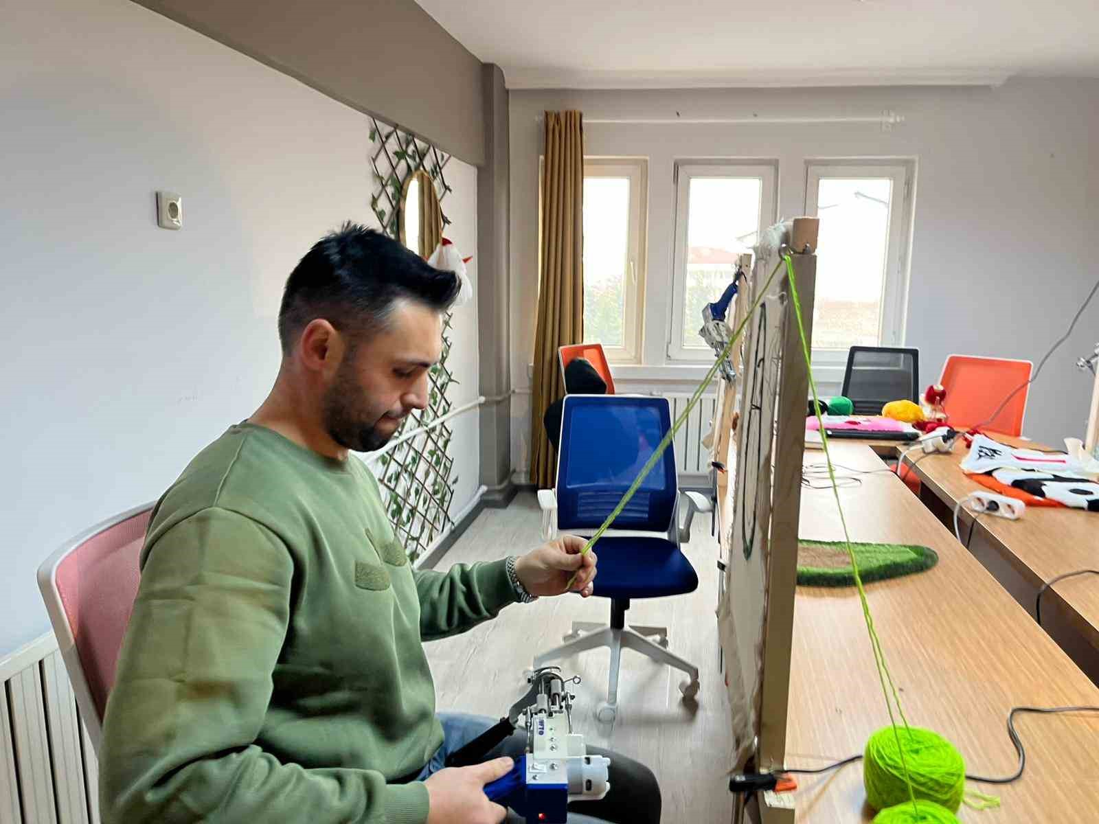 T&uuml;m birikimi ile a&ccedil;tığı halı dokuma at&ouml;lyesinde hayallerini kumaşa d&ouml;k&uuml;yor
