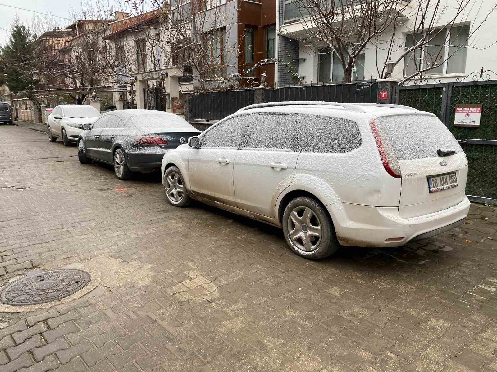 Eskişehir g&uuml;ne kar s&uuml;rpriziyle uyandı
