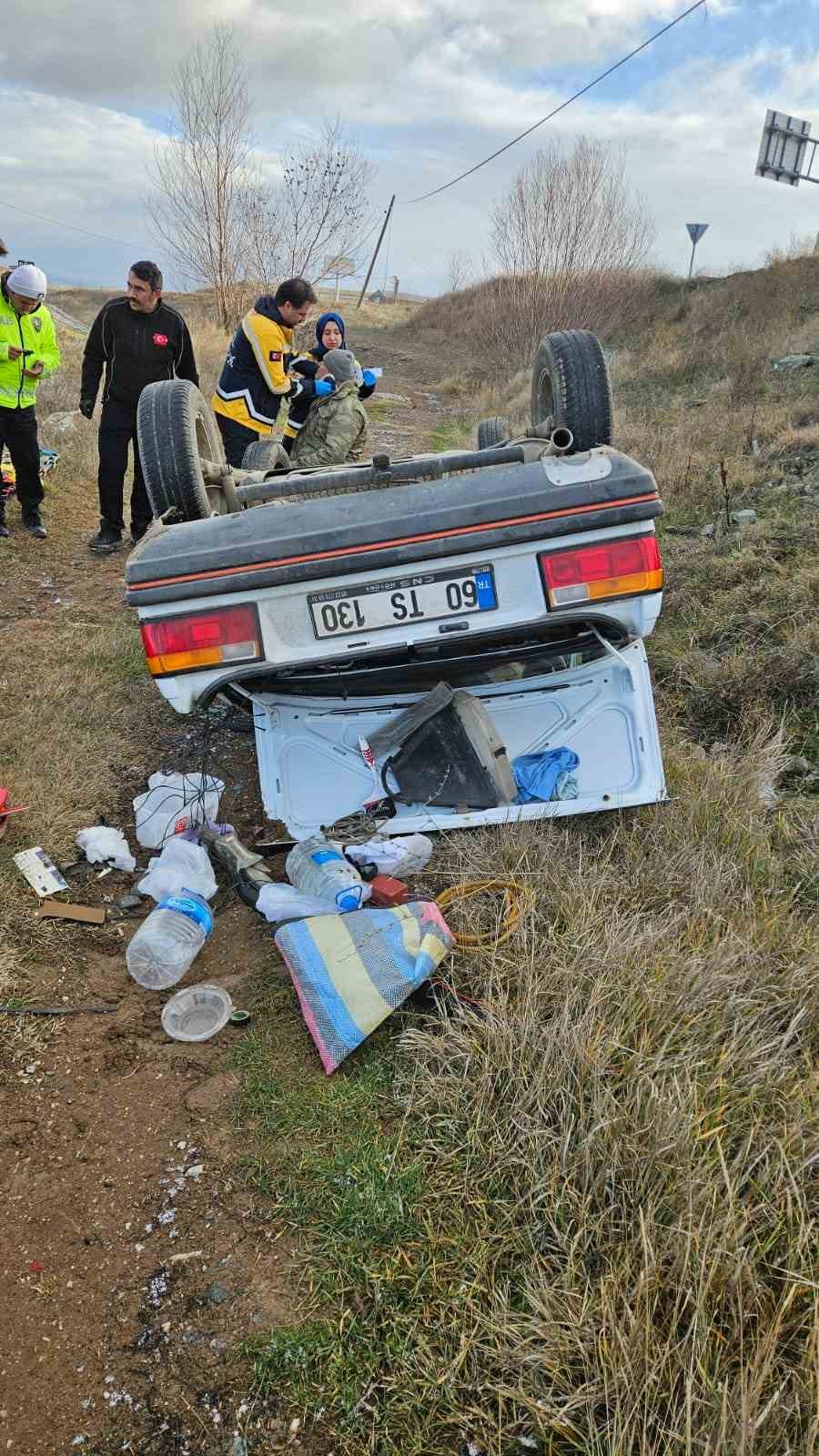 &Ccedil;orum&rsquo;da otomobil tarlaya u&ccedil;tu: 2 yaralı
