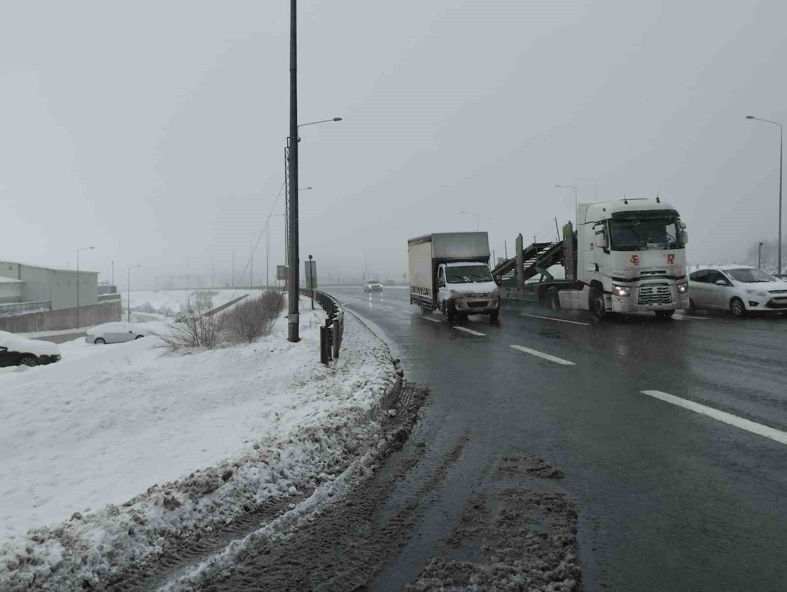 TEM&rsquo;in Bolu ge&ccedil;işinde kar yağışı etkili oluyor
