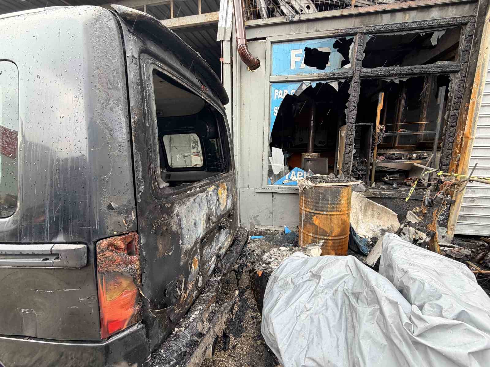 Başakşehir&rsquo;de 1 kişinin &ouml;ld&uuml;ğ&uuml; yangının g&uuml;venlik kamerası kayıtları ortaya &ccedil;ıktı
