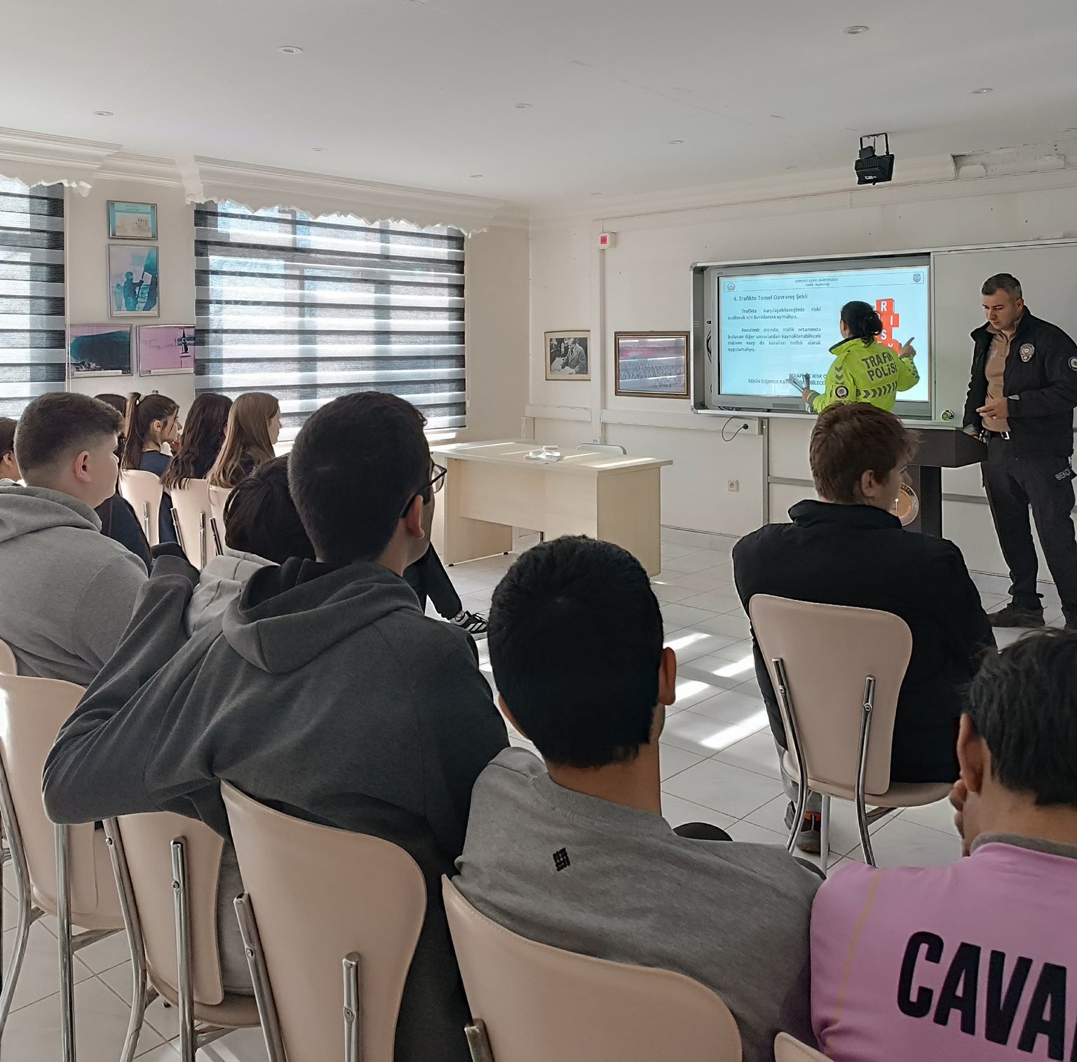Pehlivank&ouml;y&rsquo;de lise &ouml;ğrencilerine "Trafik Dedektifleri" eğitimi verildi
