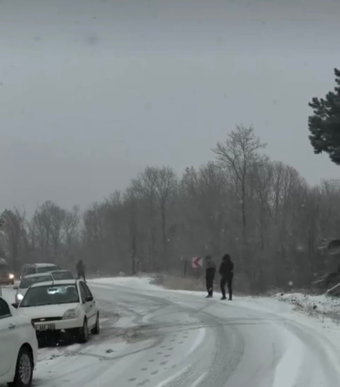 Bursa&rsquo;da yoğun kar yolları kapattı
